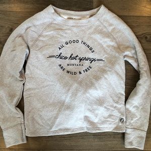 Light pullover with twist back